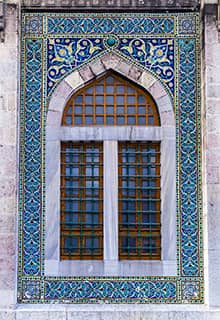 نافذة المسجد مع البلاط الإزنيقي التركي الأزرق