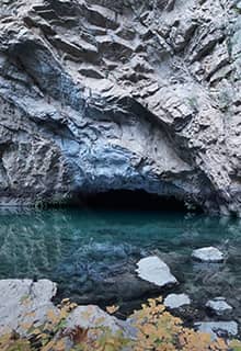 Dilek-Höhle, Mersin
Eshab-ı Kehf-Höhle (Höhle der Siebenschläfer), Mersin
Fosforlu-Höhle (Phosphor-Höhle), Antalya
Köşebükü-Höhle, Mersin
Yalan-Dünya-Höhle (Falsche-Welt-Höhle), Antalya
Zeytintaşı-Höhle, Antalya
Zindan-Höhle (Kerker-Höhle), Isparta
Yerköprü-Höhle, Antalya (Ausrüstung erforderlich)
Pınargözü-Höhle, Isparta (nur für Profis zugänglich)