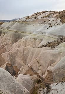 Природна долина з кам’яними скелями з вулканічного туфу в Гьореме