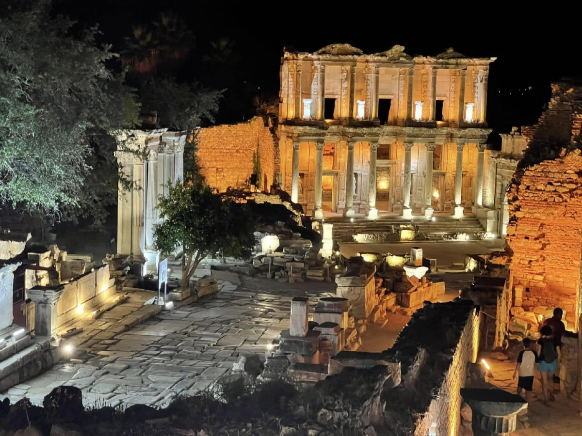 7-izmir-ephesus-ancient-city-night-museum.jpeg
