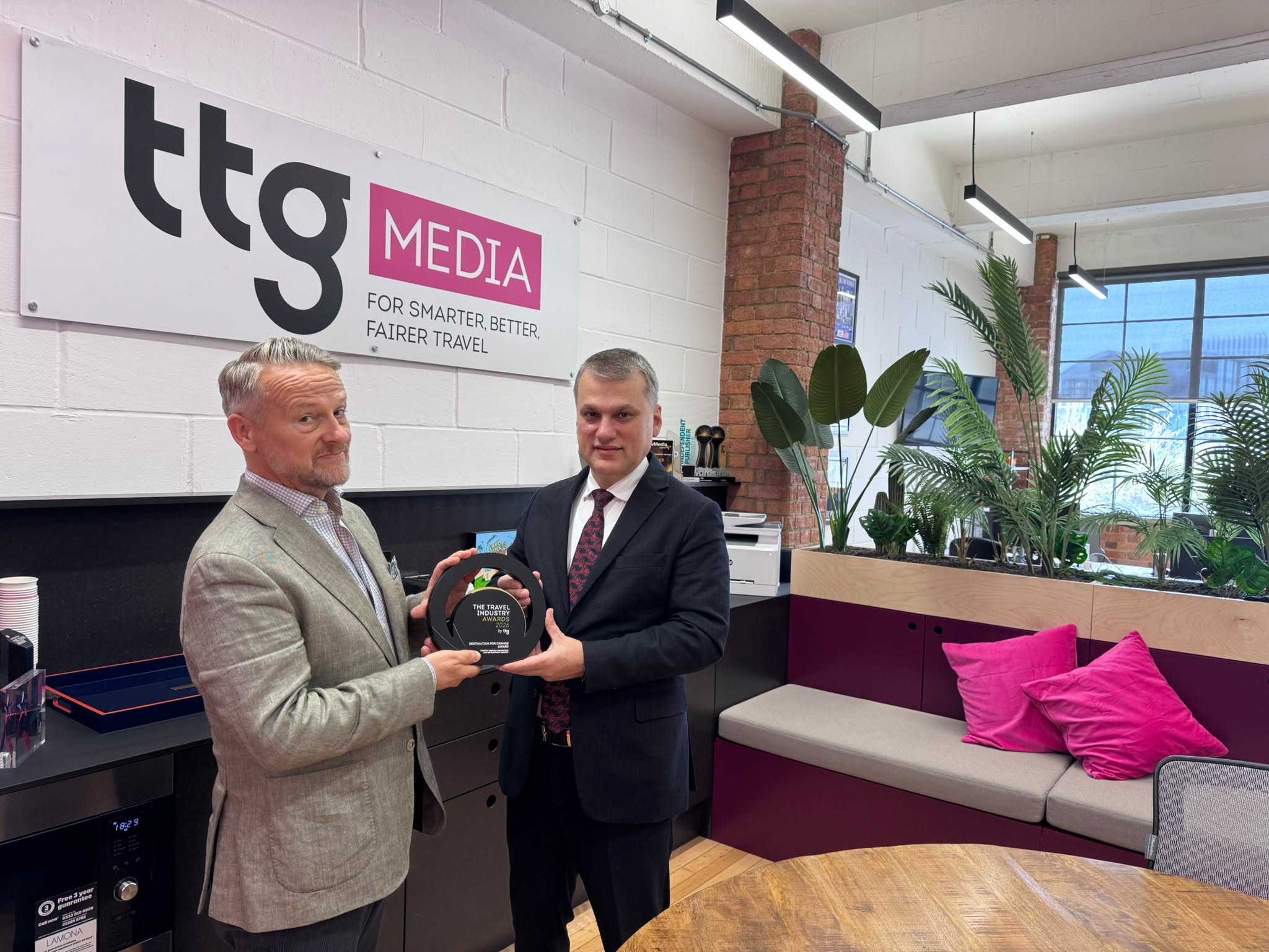 mustafa-ozkaya-collecting-award.jpeg
